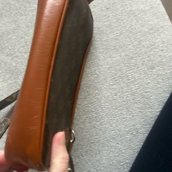 Louis Vuitton vintage Marly crossbody camera bag. - Picture 2 of 7